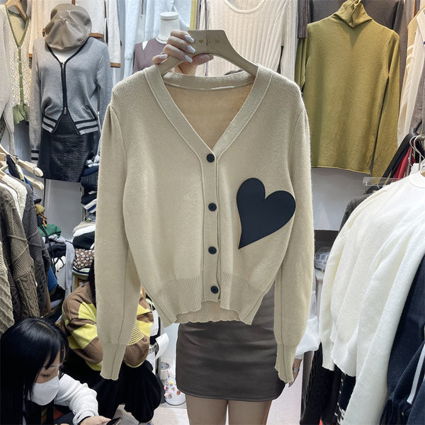 Spitsikaelusega ja südameaplikatsiooniga naiste kardigan