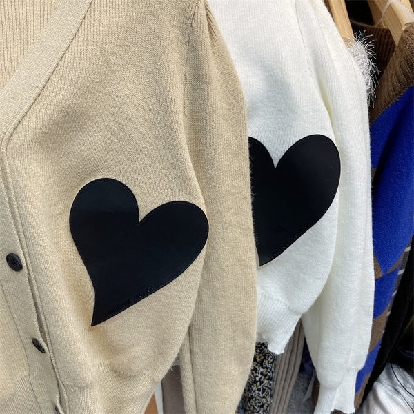 Spitsikaelusega ja südameaplikatsiooniga naiste kardigan