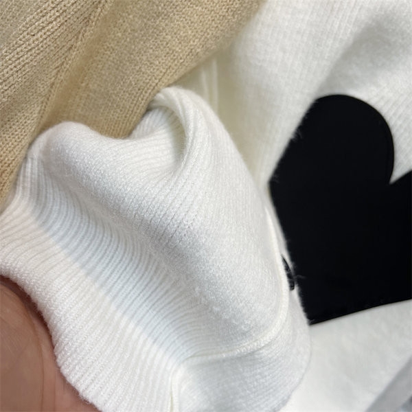 Spitsikaelusega ja südameaplikatsiooniga naiste kardigan