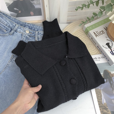 Naiste kootud vest nööpide ja kraega