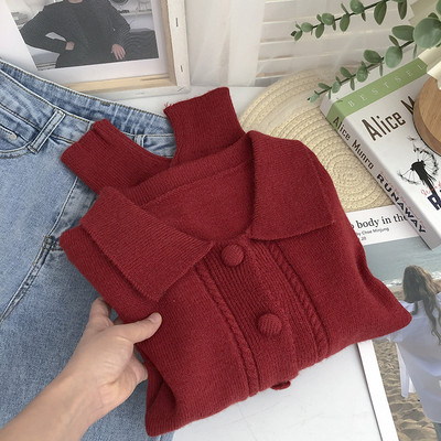 Naiste kootud vest nööpide ja kraega