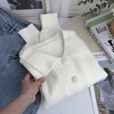 Naiste kootud vest nööpide ja kraega