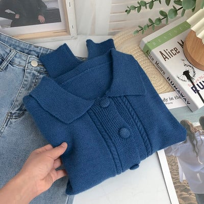 Naiste kootud vest nööpide ja kraega