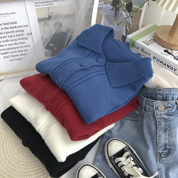 Naiste kootud vest nööpide ja kraega