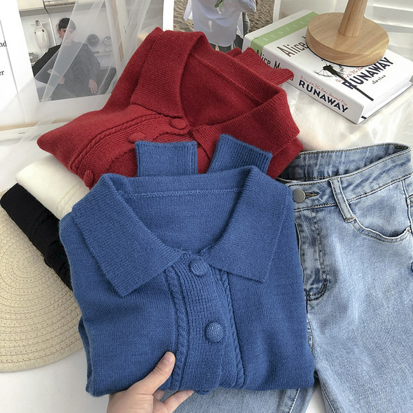 Naiste kootud vest nööpide ja kraega