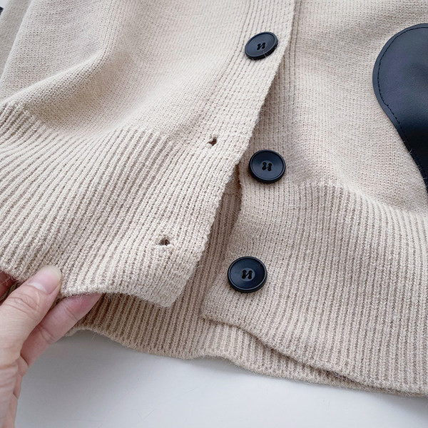 Cardigan dama cu nasturi si decolteu spitz - in trei culori