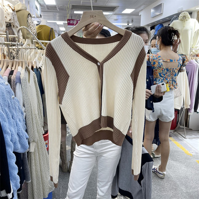 Naiste sügisvest pikkade varrukate ja nööpidega