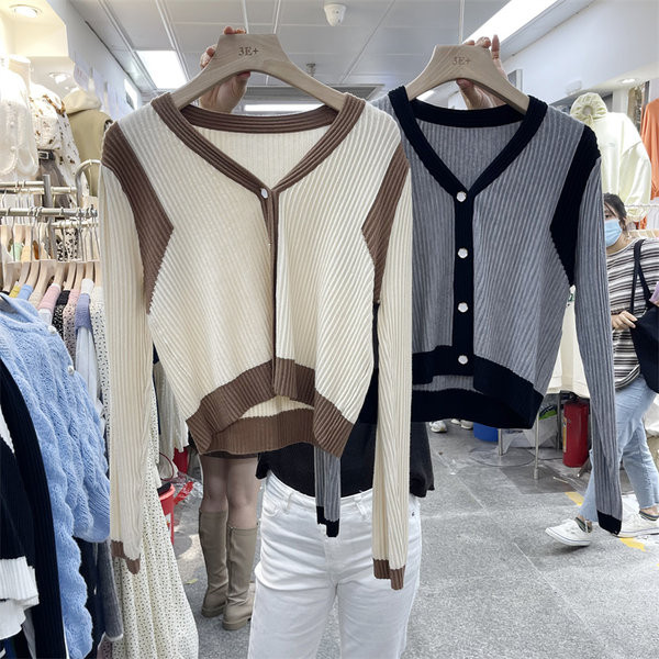 Naiste sügisvest pikkade varrukate ja nööpidega