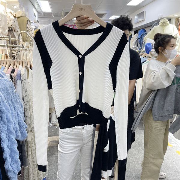 Naiste sügisvest pikkade varrukate ja nööpidega