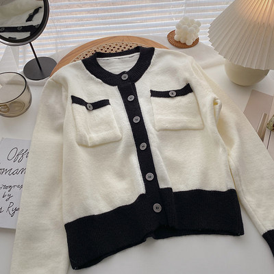 Taskute ja ümara kaelusega vabaaja vest