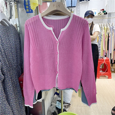 Vékony kötésből készült női kardigán, spitz nyakkivágással