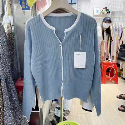 Vékony kötésből készült női kardigán, spitz nyakkivágással