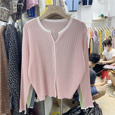 Vékony kötésből készült női kardigán, spitz nyakkivágással