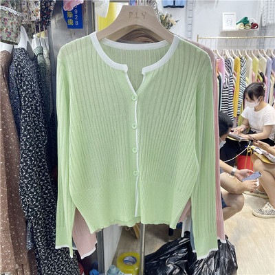 Vékony kötésből készült női kardigán, spitz nyakkivágással