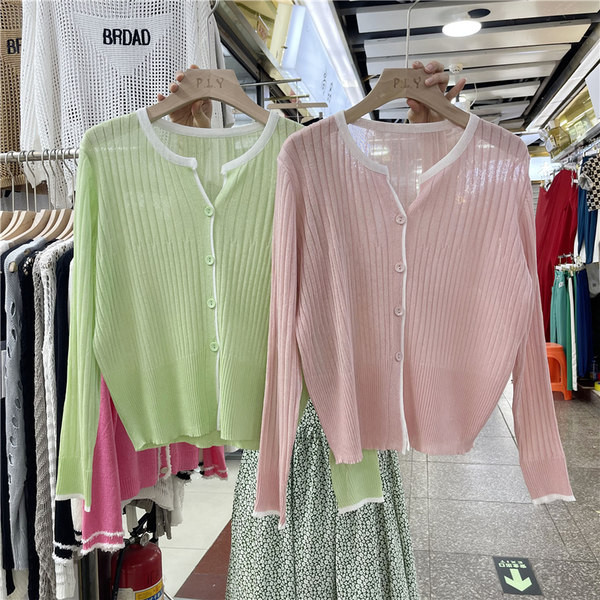 Vékony kötésből készült női kardigán, spitz nyakkivágással