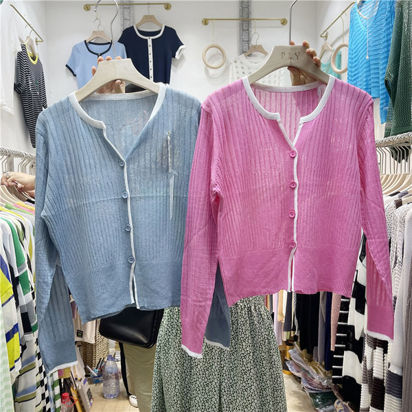 Vékony kötésből készült női kardigán, spitz nyakkivágással