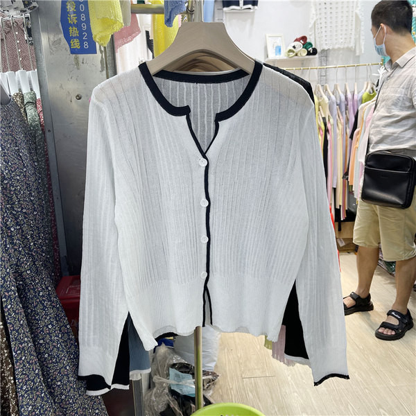 Vékony kötésből készült női kardigán, spitz nyakkivágással