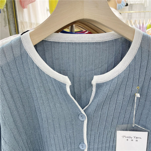 Vékony kötésből készült női kardigán, spitz nyakkivágással