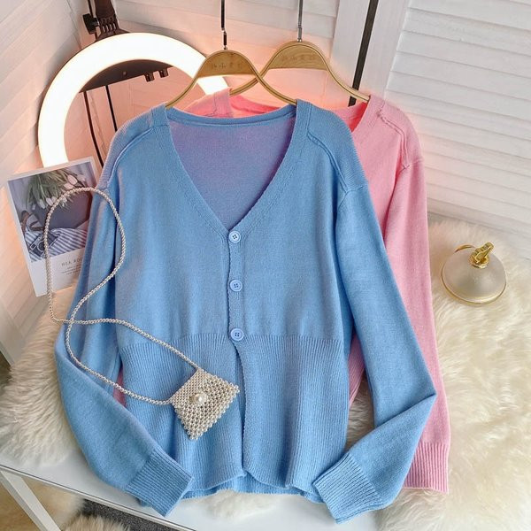 Vékony kötésből és spitz nyakkivágásból készült női kardigán négy színben