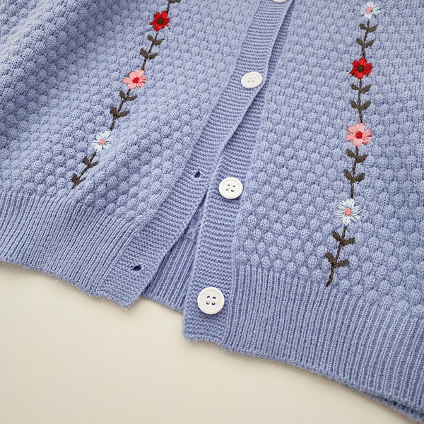 Moodne naiste kardigan tikandi ja ümara kaelusega