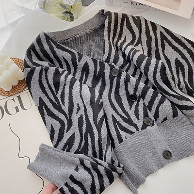 Kötött mellény gombokkal és spitz nyakkivágással