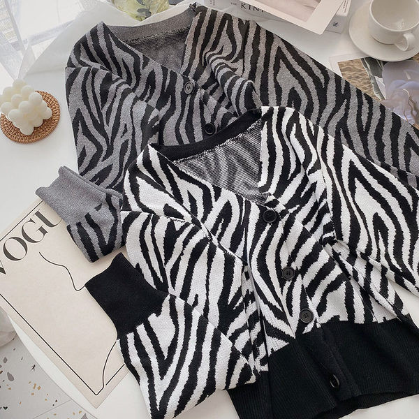 Kötött mellény gombokkal és spitz nyakkivágással