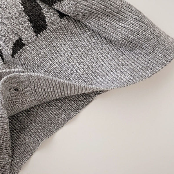 Kötött mellény gombokkal és spitz nyakkivágással