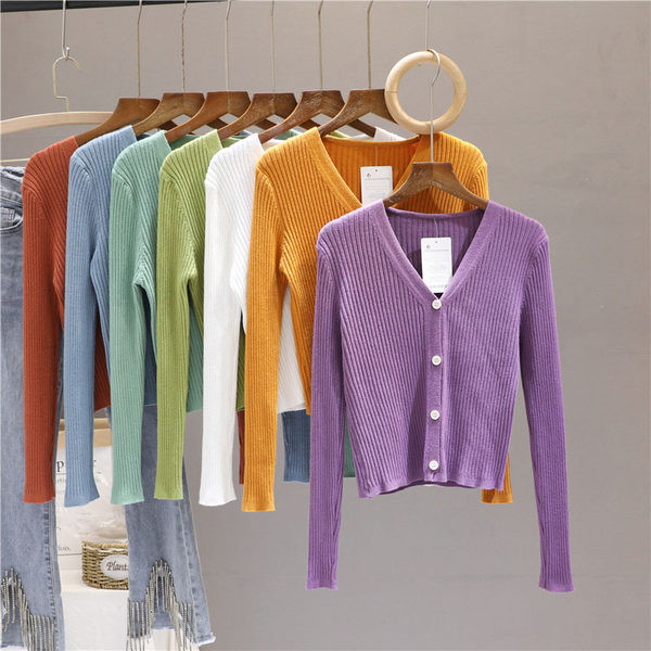 Kötött mellény V-nyakkal és gombokkal nőknek