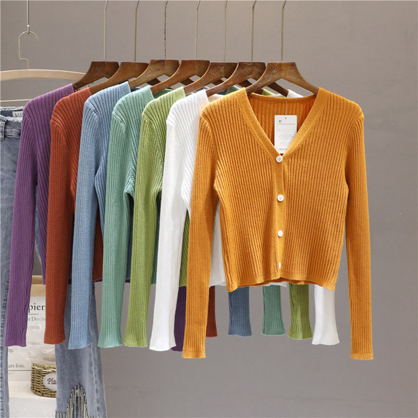 Kötött mellény V-nyakkal és gombokkal nőknek