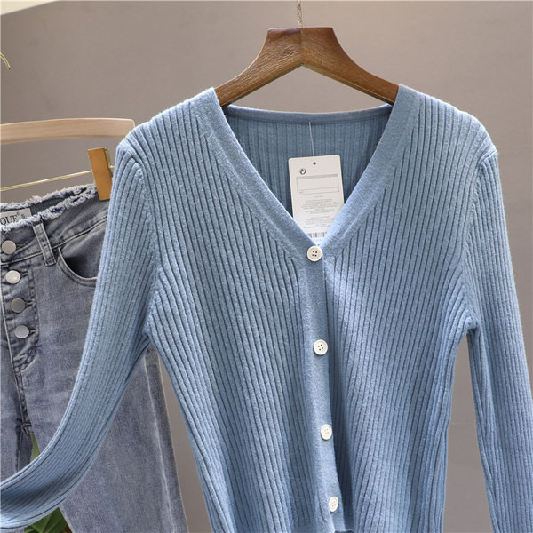 Kötött mellény V-nyakkal és gombokkal nőknek