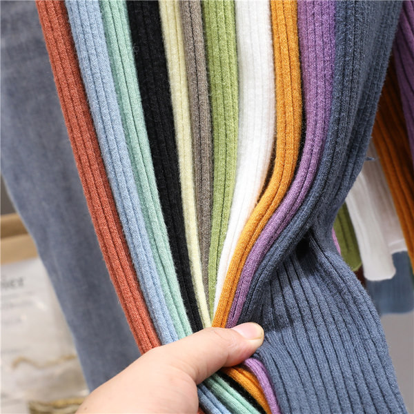 Kötött mellény V-nyakkal és gombokkal nőknek