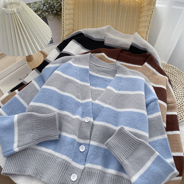 Csíkos, gombos női kardigán