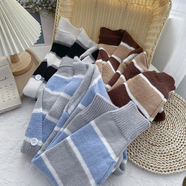 Csíkos, gombos női kardigán