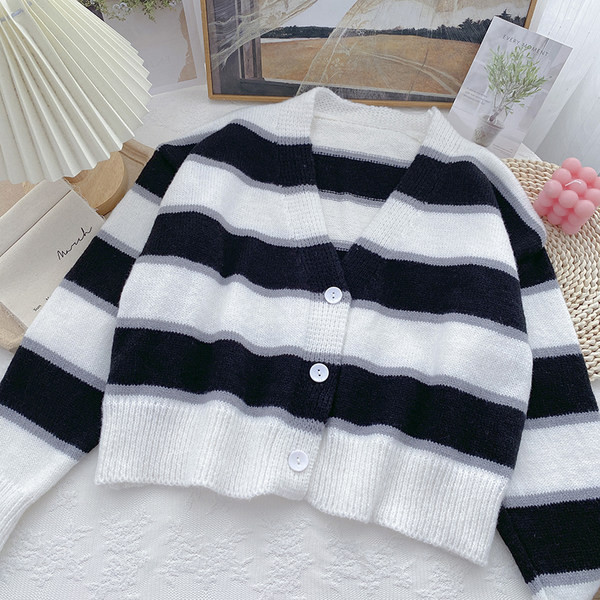 Csíkos, gombos női kardigán