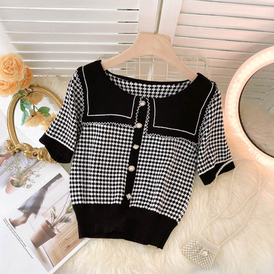 Naiste ruuduline vest lühikeste varrukate ja ovaalse kaelusega