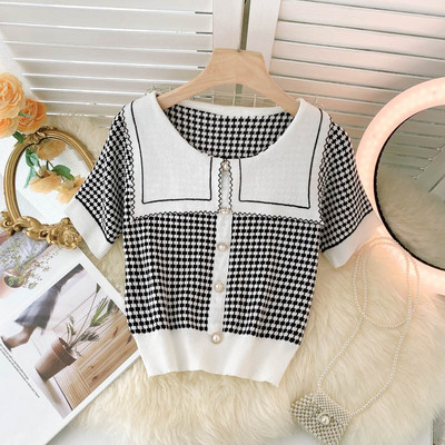 Naiste ruuduline vest lühikeste varrukate ja ovaalse kaelusega