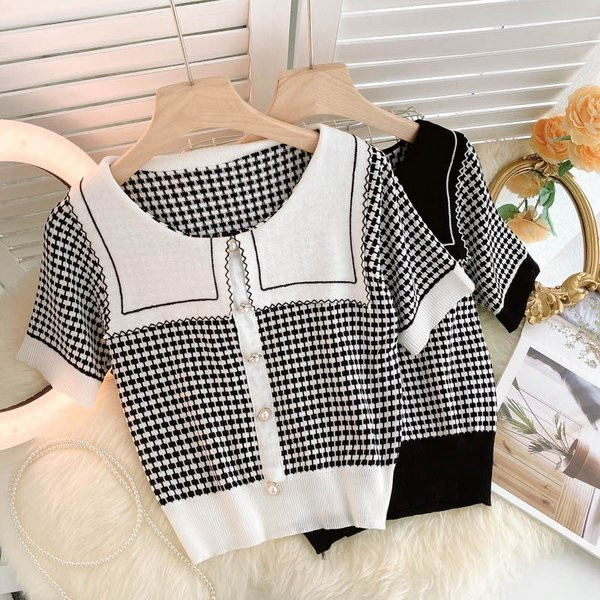 Naiste ruuduline vest lühikeste varrukate ja ovaalse kaelusega