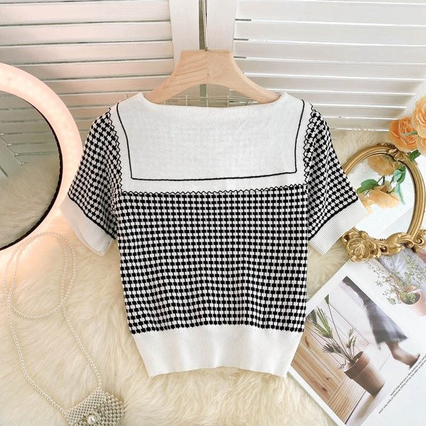 Naiste ruuduline vest lühikeste varrukate ja ovaalse kaelusega