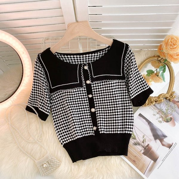 Naiste ruuduline vest lühikeste varrukate ja ovaalse kaelusega