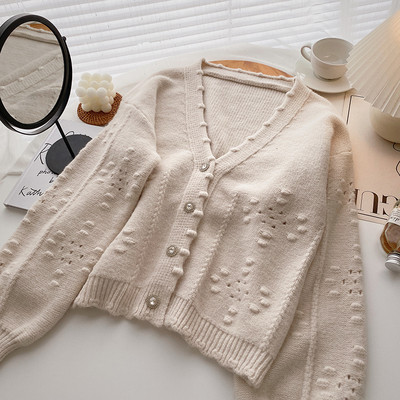 Νέο μοντέλοζακέτα με λαιμόκοψη V και μακριά μανίκια