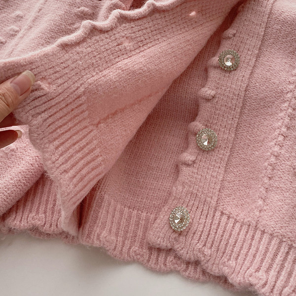 Νέο μοντέλοζακέτα με λαιμόκοψη V και μακριά μανίκια