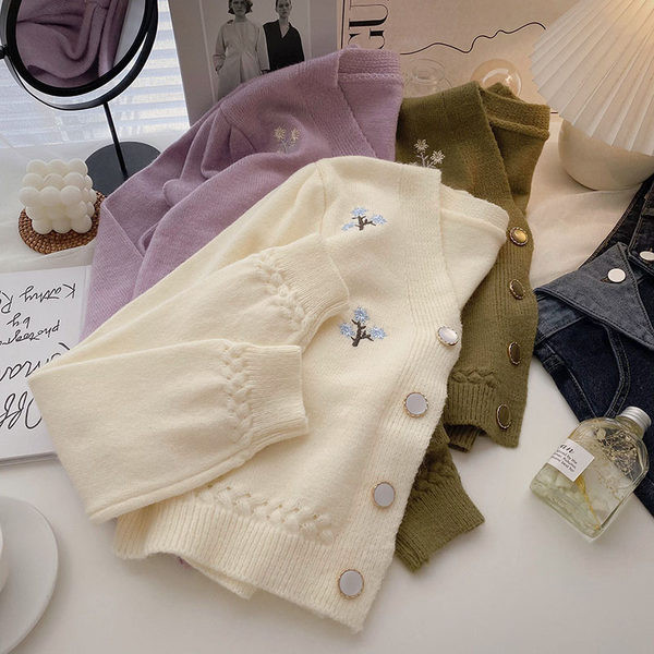 Vabaaja vest pikkade varrukate ja spitsikaelusega