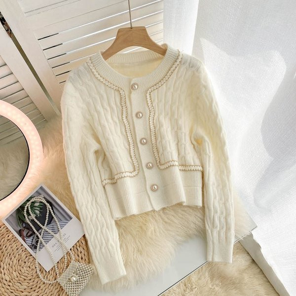 Ümara kaelusega ja nööpidega vabaaja naistevest – mitut värvi