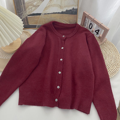 Γυναικεία φθινοπωρινή ζακέτα με κουμπιά και στρογγυλή λαιμόκοψη