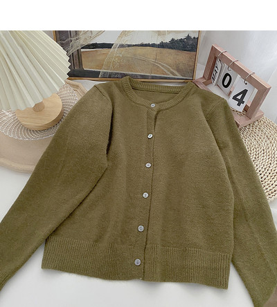 Γυναικεία φθινοπωρινή ζακέτα με κουμπιά και στρογγυλή λαιμόκοψη