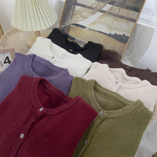 Γυναικεία φθινοπωρινή ζακέτα με κουμπιά και στρογγυλή λαιμόκοψη