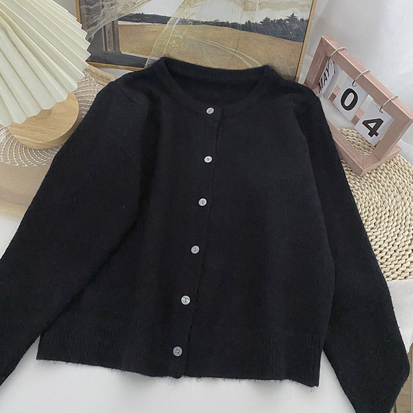 Γυναικεία φθινοπωρινή ζακέτα με κουμπιά και στρογγυλή λαιμόκοψη