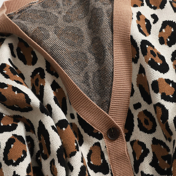 Vabaaja naiste vest loomamustri ja spitsikaelusega