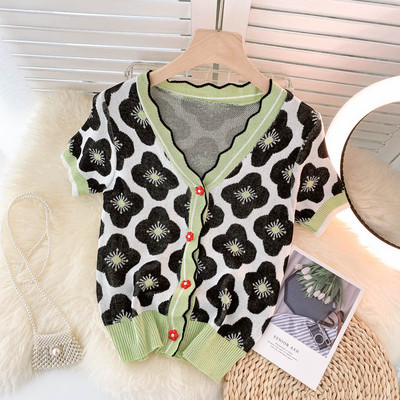 Γυναικεία ζακέτα με κοντά μανίκια και κουμπιά