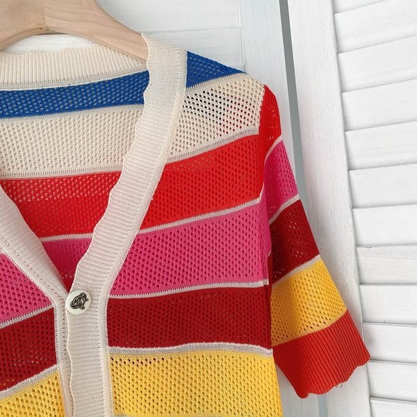 Naiste värviline vest spits-kaelusega ja lühikeste varrukatega